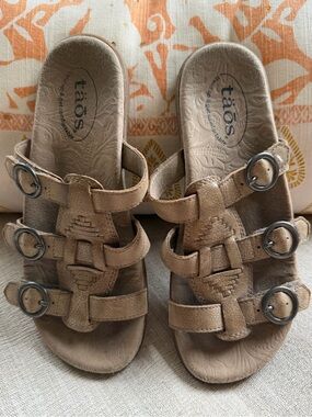 Taos "Good Times"  Slip On Tan Leather Sandals. Women's Size: 6.